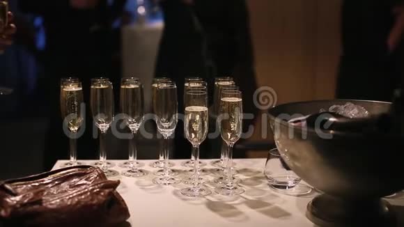 晚会上提供带起泡酒的酒杯视频的预览图