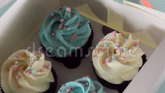 蓝色纸杯蛋糕儿童假日婴儿生日飞机首饰盒云饼松饼设计想法视频的预览图