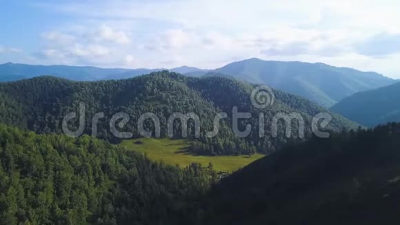 青山河谷空中景观剪辑阿尔泰俄罗斯空中阿尔泰山地景观后面的山脉视频的预览图