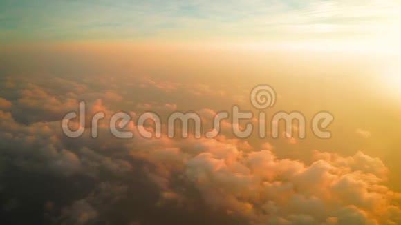 从飞机上看到日出的云视频的预览图