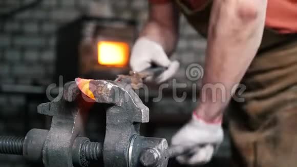 铁匠在虎钳里装上了一块炽热的金属视频的预览图