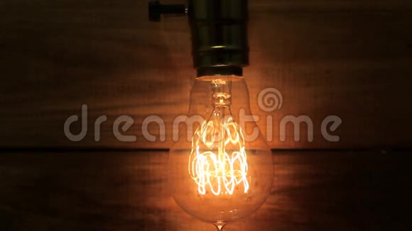 老古董爱迪生的灯泡逐渐离焦并转变为博克视频的预览图