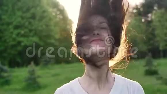 幸福的女人抬起头和头发慢动作视频的预览图