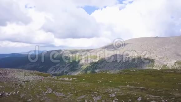 青山峡谷空中景观阿尔泰俄罗斯削减阿尔泰山脉空中景观后面的山脉视频的预览图