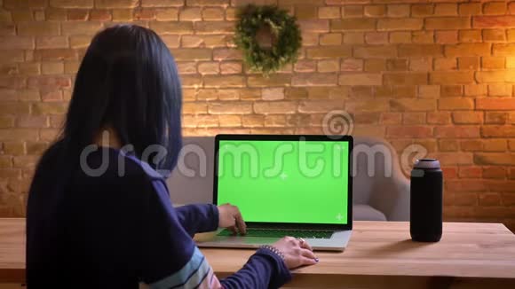 年轻迷人的白种人女性视频博主在笔记本电脑上玩电子游戏并现场直播的特写镜头视频的预览图
