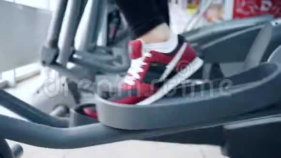 人们在综合体育馆的椭圆运动鞋上进行锻炼视频的预览图