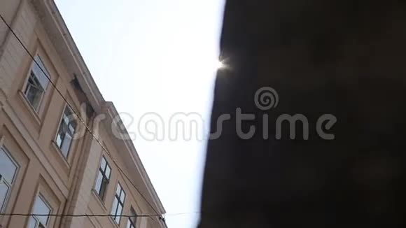 阳光照在建筑物之间视频的预览图