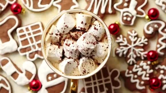 热巧克力杯和圣诞形状的姜饼饼干视频的预览图