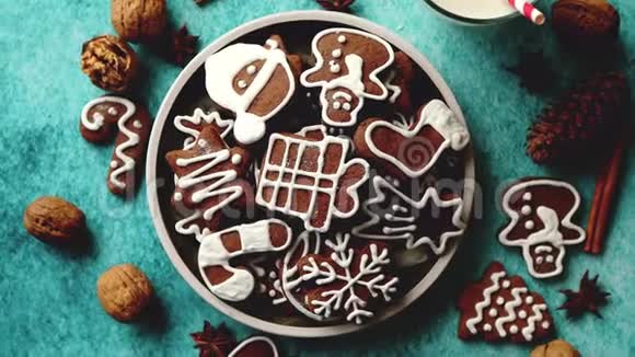 可爱的圣诞作文盘子里放姜饼饼干视频的预览图