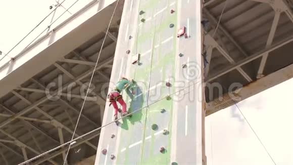 小女孩攀岩攀岩比赛视频的预览图