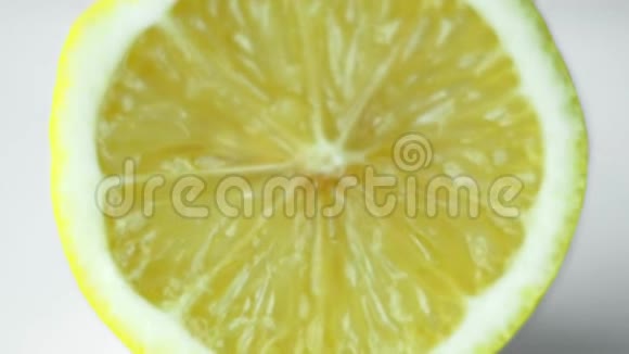 白色背景上的黄色新鲜有机柠檬视频的预览图