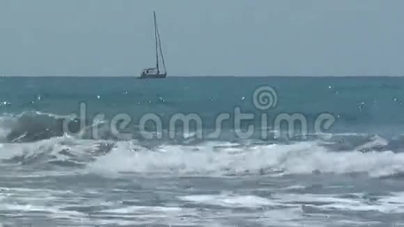 一艘帆船在波涛汹涌的大海中驶过视频的预览图