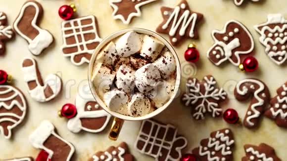 热巧克力杯和圣诞形状的姜饼饼干视频的预览图