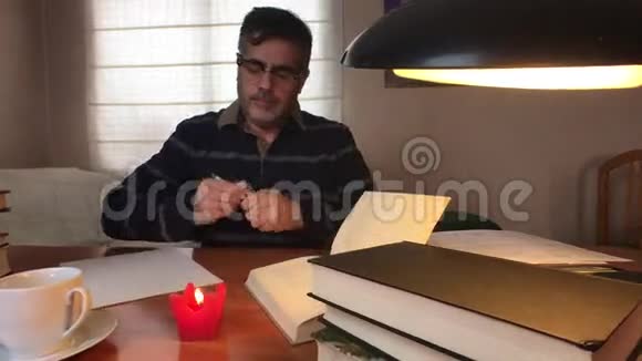 中年男子记下坐着的一本书视频的预览图