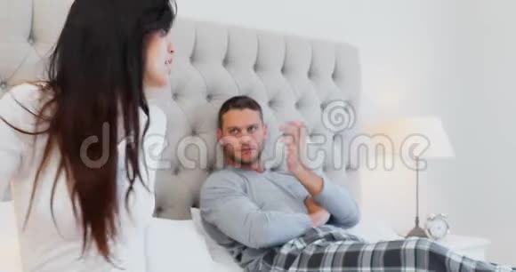 两个人在床上互相忽视视频的预览图