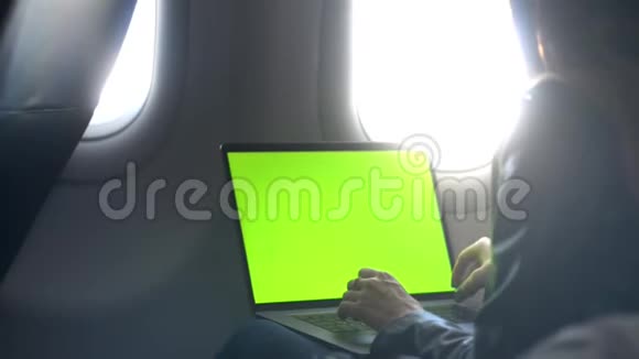 年轻女子用她的现代笔记本电脑视频的预览图