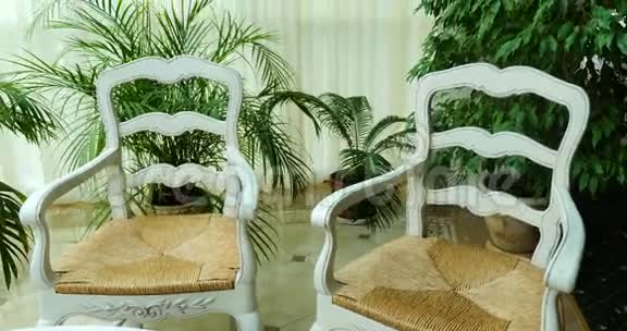 白色椅子和玻璃桌子视频的预览图