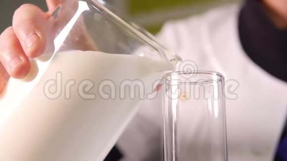 牛奶从烧瓶中倒入试管视频的预览图