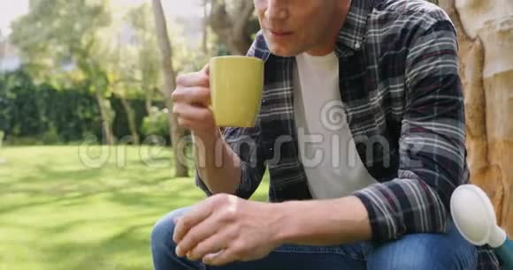 在阳光明媚的4k天喝咖啡的男人视频的预览图