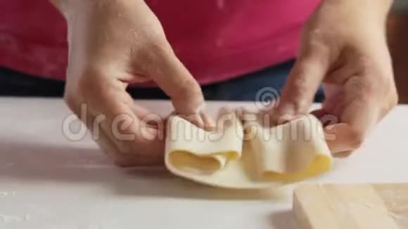 厨师在厨房做意大利面和烹饪健康食品视频的预览图