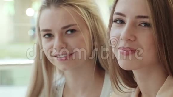 两个微笑的女孩看着镜头视频的预览图