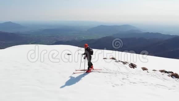 空中飞行飞越徒步旅行者朝雪山顶走去滑雪观光登山雪山阿尔卑斯山全景视频的预览图