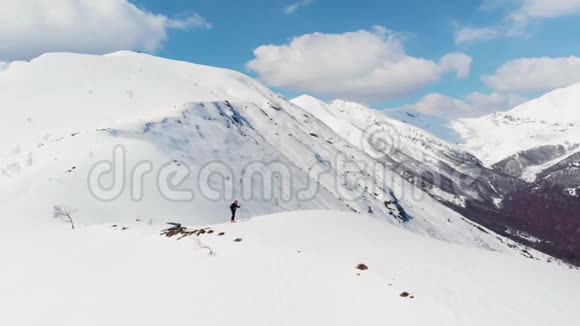 空中飞行飞越徒步旅行者朝雪山顶走去滑雪观光登山雪山阿尔卑斯山全景视频的预览图