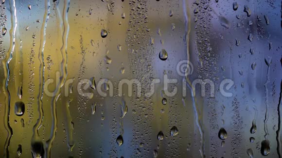 雨滴在窗户玻璃上蓝底视频的预览图