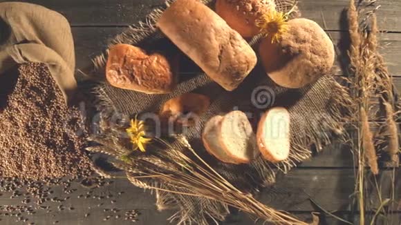 有面包小麦面粉和鲜花的静物视频的预览图