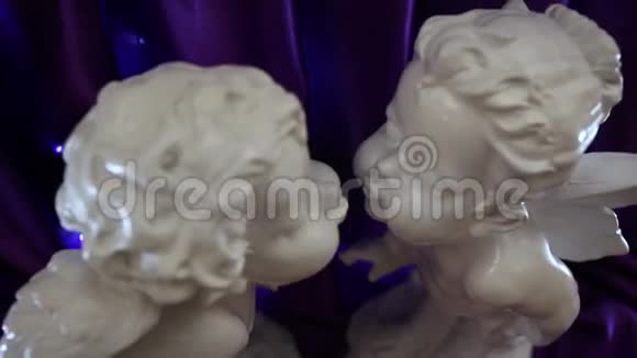 两个接吻天使的雕像婚礼装饰视频的预览图