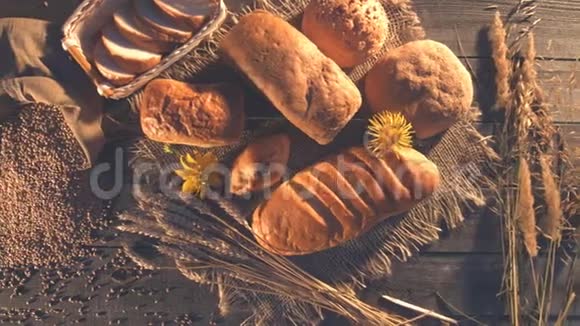 有面包小麦面粉和鲜花的静物视频的预览图