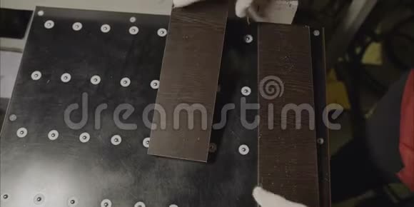 工厂里有木板的工人少爷叠板dvp的生产木屑板切割片视频的预览图