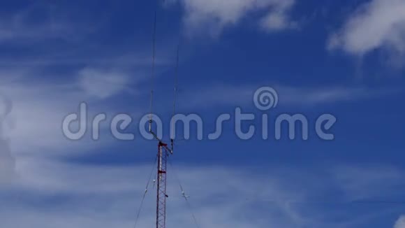 基于家庭的双尖峰电信天线塔与云清空时间流逝视频的预览图