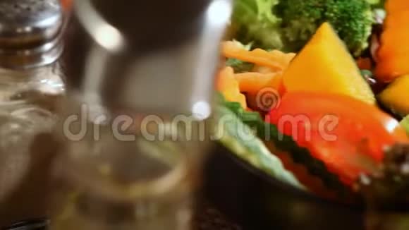 新鲜蔬菜沙拉和橄榄油视频的预览图