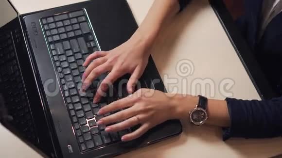女人的手打字在黑色键盘上视频的预览图