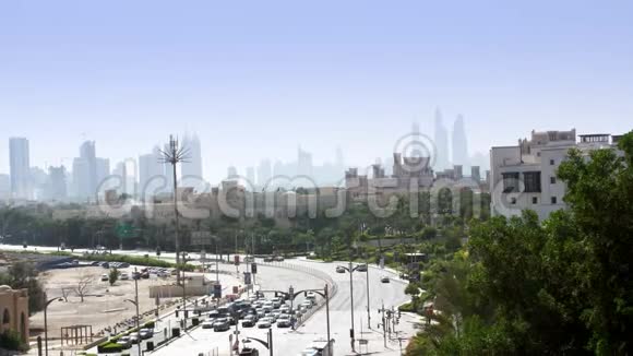 迪拜联合阿拉伯EMIRATES阿联酋2017年11月20日下午交通沿着繁忙的城市道路移动从视频的预览图