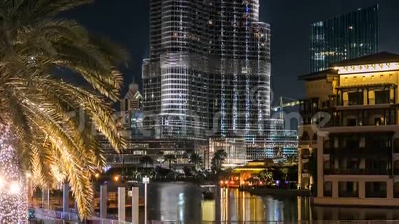 哈里发和迪拜喷泉在夜间时间推移迪拜喷泉是世界上设计最大的喷泉视频的预览图