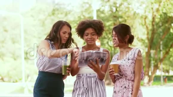 带城市指南和街头饮料的妇女视频的预览图