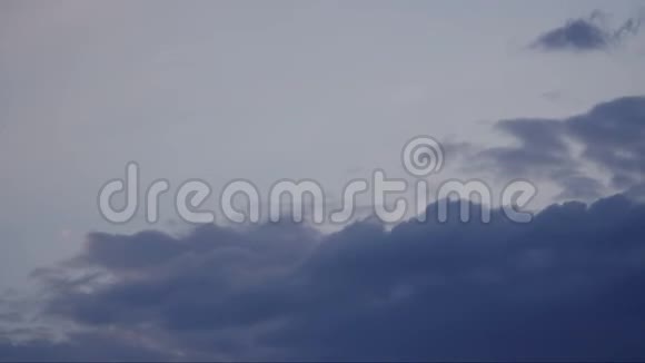 美丽的白云在一个深蓝的背景下随着时间的流逝在屏幕上翱翔视频的预览图