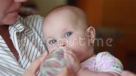 美丽的妈妈用瓶子喂宝宝视频的预览图