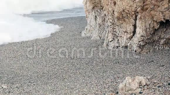 海浪拍打着盐的墙壁视频的预览图