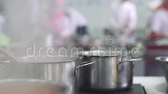 在平底锅里煮水视频的预览图
