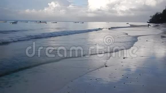 美丽的海岸沙滩和平静的大海视频的预览图