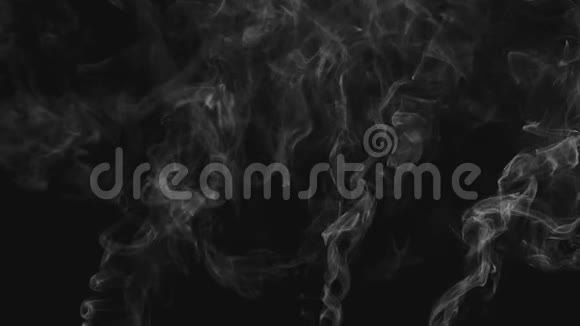 现实的抽象烟雾蒸气效应印度棍子白色烟雾在黑色背景上缓慢运动漂浮的雾云视频的预览图