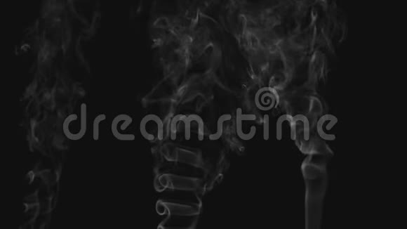现实的抽象烟雾蒸气效应印度棍子白色烟雾在黑色背景上缓慢运动漂浮的雾云视频的预览图