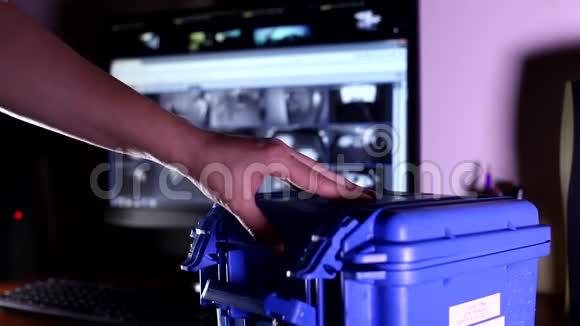 人手开启小蓝高安全级别防弹箱带摄像机背景取出技术装置视频的预览图