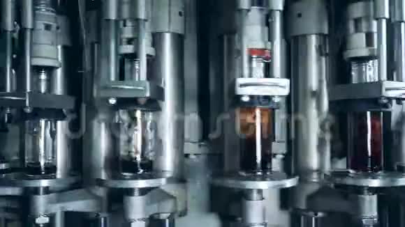 工厂设备用酒精填充玻璃瓶威士忌苏格兰威士忌波旁威士忌视频的预览图