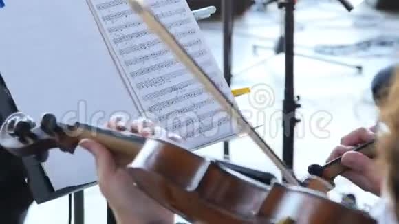 在管弦乐队里拉小提琴视频的预览图