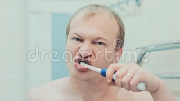 浴室里的男人给她刷牙慢动作视频的预览图