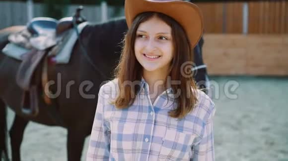一个聪明快乐的女孩在马区对着镜头微笑的照片4公里视频的预览图